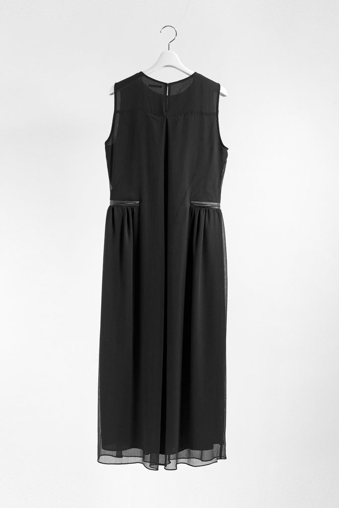 Gather pocket crape dress